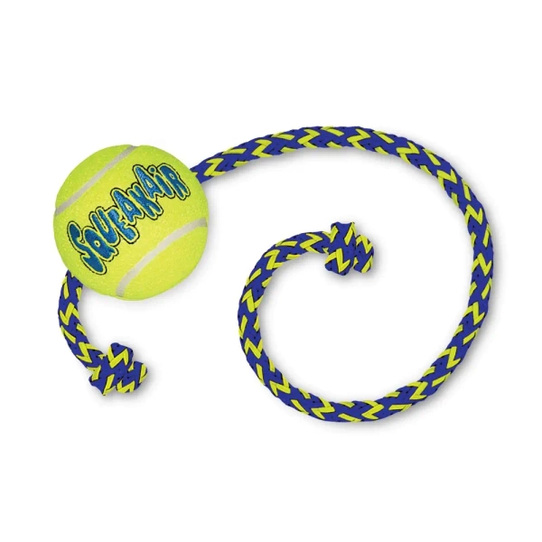Kong SqueakAir M Piłka Tenisowa Z Sznurem I Piszczałką Dla Psa 6,4 Cm